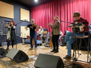 photo d'une partie des musiciens du groupe au bal de rosselange