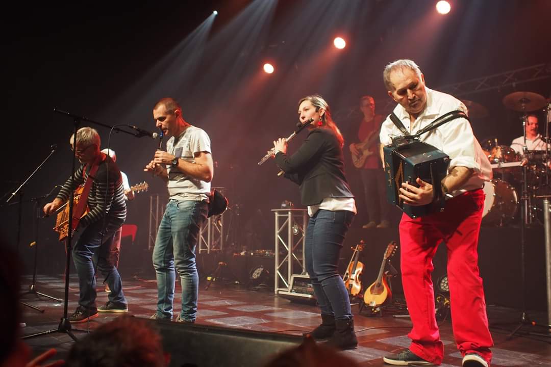 Photo d'une partie des musiciens du groupe sans gain lors du concert des 60 ans