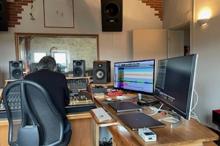 Photo de l'ingénieur du son travaillant sur le mixage d'un album